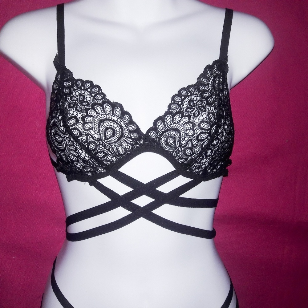Black Lace Strappy Criss Cross Bralette Panty Set - Picture 4 of 6